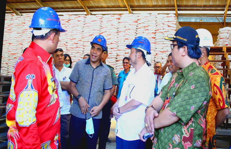Gubernur Melakukan Sidak  Bahan Pokok